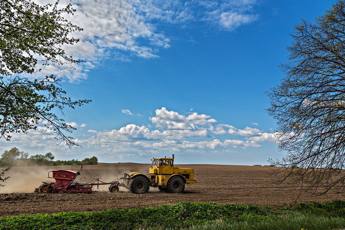 Преимущества аренды трактора на время сезонных работ