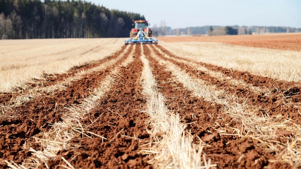 Аренда техники для обработки почвы: преимущества и особенности 